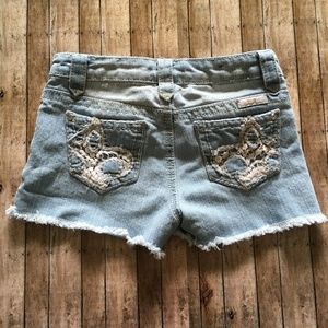Seven7 distressed crochet pocket jean shorts sz 8